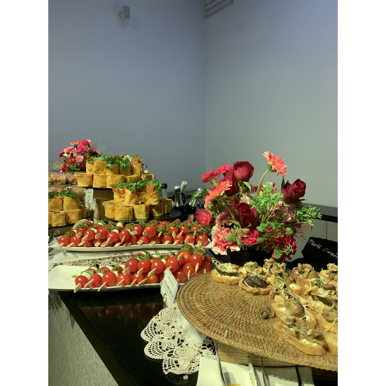 플로랄 디자인, 꽃꽂이, 벽, 자른 꽃이(가) 표시된 사진  자동 생성된 설명